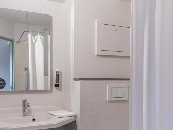 B&B HOTEL Belfort : photo 4 de la chambre chambre double - accessible aux personnes à mobilité réduite 