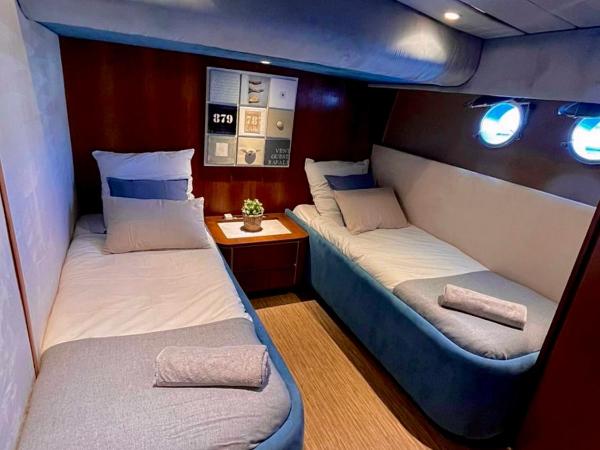 Nuit insolite à bord d'un Yacht : photo 2 de la chambre chambre lits jumeaux supérieure - vue sur mer