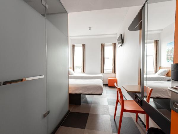 easyHotel Amsterdam Arena Boulevard : photo 2 de la chambre chambre lits jumeaux