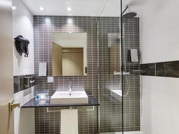 Holiday Inn Toulon City Centre, an IHG Hotel : photo 1 de la chambre chambre standard lit queen-size