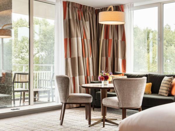 Hilton Amsterdam : photo 3 de la chambre suite junior lit king-size avec balcon - vue sur le boulevard