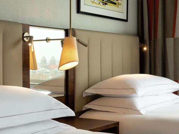 Hilton Amsterdam : photo 3 de la chambre chambre lits jumeaux deluxe - vue sur canal