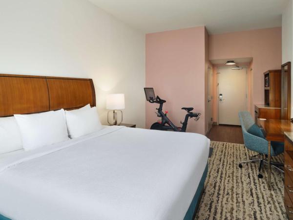 Hilton Garden Inn Atlanta Midtown : photo 3 de la chambre chambre lit king-size avec vélo peloton