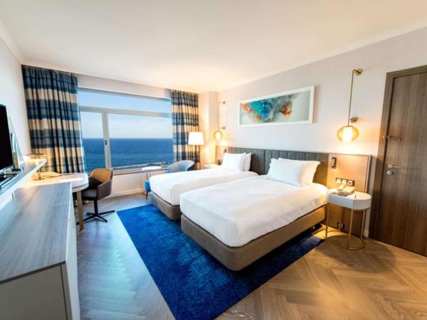 Hilton Diagonal Mar Barcelona : photo 1 de la chambre chambre lits jumeaux exécutive avec vue sur la mer

