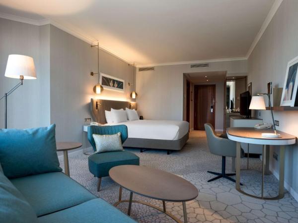 Hilton Diagonal Mar Barcelona : photo 1 de la chambre chambre lit king-size avec canapé-lit