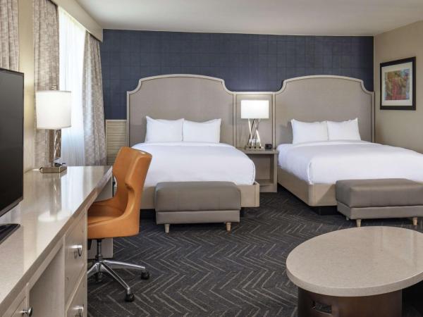 DoubleTree by Hilton Hotel Nashville Downtown : photo 2 de la chambre suite junior avec 2 lits queen-size et canapé-lit