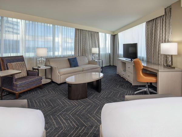DoubleTree by Hilton Hotel Nashville Downtown : photo 5 de la chambre suite junior avec 2 lits queen-size et canapé-lit