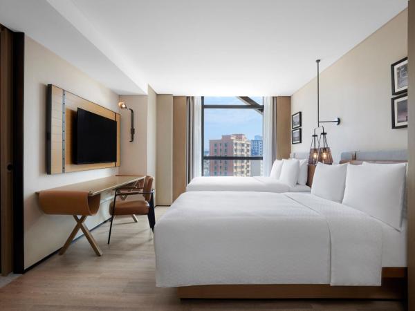 Four Points by Sheraton Shenzhen Bao'an : photo 6 de la chambre chambre double de luxe avec 2 lits doubles et vue sur ville