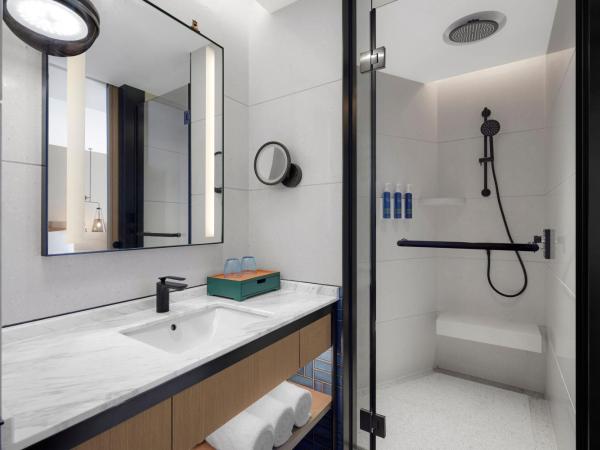 Four Points by Sheraton Shenzhen Bao'an : photo 7 de la chambre chambre double de luxe avec 2 lits doubles et vue sur ville