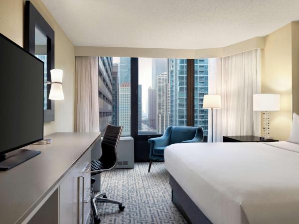 DoubleTree by Hilton Chicago Magnificent Mile : photo 1 de la chambre chambre lit king-size - vue sur ville - non-fumeurs