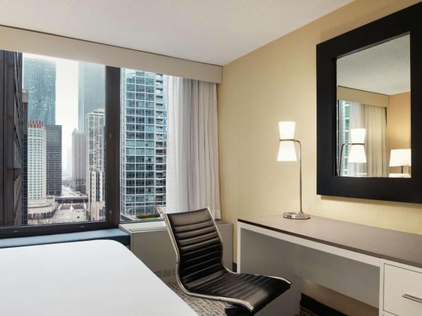 DoubleTree by Hilton Chicago Magnificent Mile : photo 1 de la chambre chambre avec 2 lits queen-size - vue sur ville - non-fumeurs
