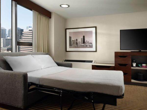 Hampton Inn Chicago Downtown/Magnificent Mile : photo 2 de la chambre chambre lit king-size avec canapé-lit