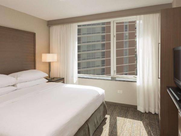 Embassy Suites by Hilton Chicago Downtown Magnificent Mile : photo 3 de la chambre suite 2 pièces avec lit king-size - non-fumeurs