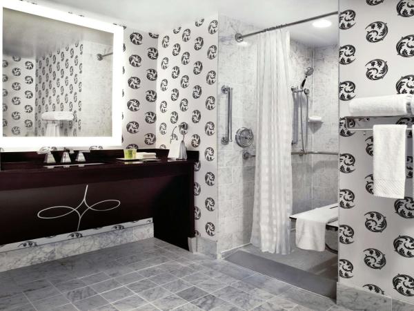 The Palmer House Hilton : photo 4 de la chambre chambre lit king-size avec douche accessible en fauteuil roulant - adaptée aux personnes à mobilité réduite