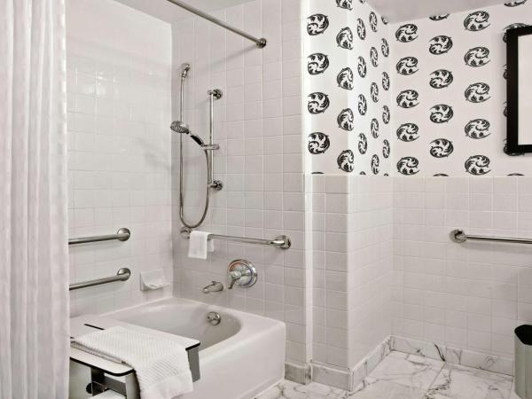 The Palmer House Hilton : photo 4 de la chambre chambre lit king-size avec baignoire - accessible aux personnes à mobilité réduite