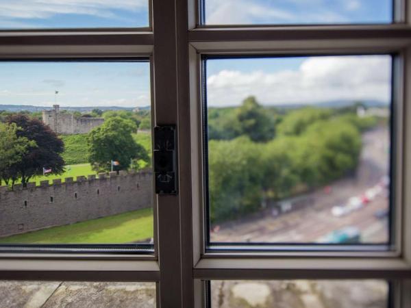 Hilton Cardiff : photo 1 de la chambre deluxe double room with two double beds and castle view