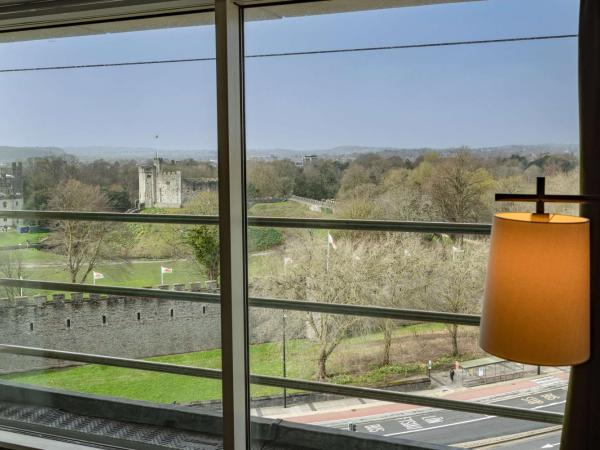 Hilton Cardiff : photo 2 de la chambre chambre excutive lit king-size - vue sur chteau