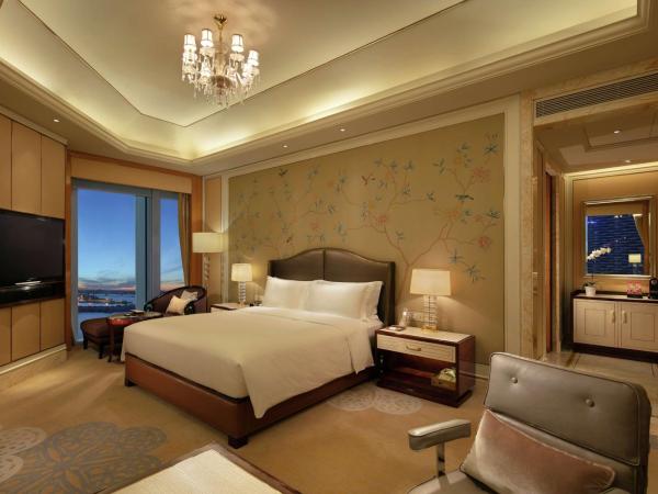Conrad Dalian : photo 2 de la chambre chambre d’angle exécutive avec lit king-size - accès au salon