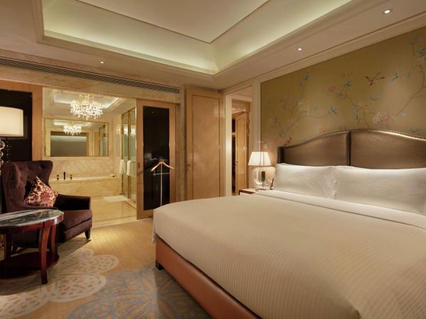Conrad Dalian : photo 1 de la chambre suite exécutive lit king-size - accès au salon