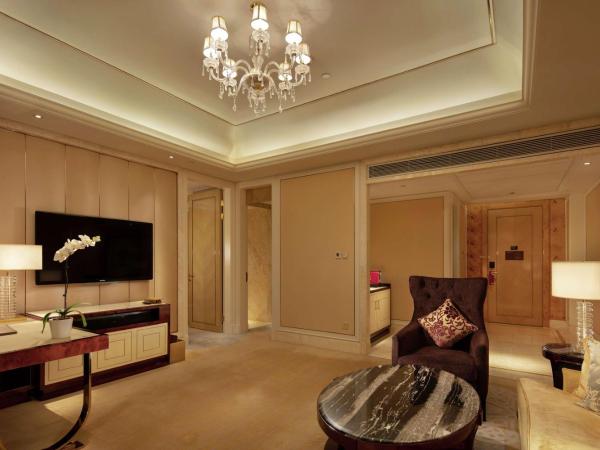Conrad Dalian : photo 2 de la chambre suite exécutive lit king-size - accès au salon