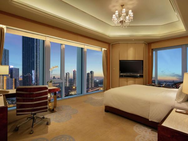 Conrad Dalian : photo 3 de la chambre chambre d’angle exécutive avec lit king-size - accès au salon