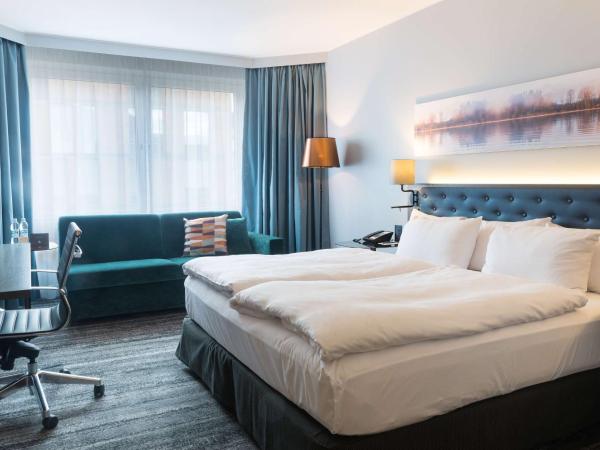 Hilton Helsinki Strand : photo 6 de la chambre chambre lit king-size avec canapé-lit