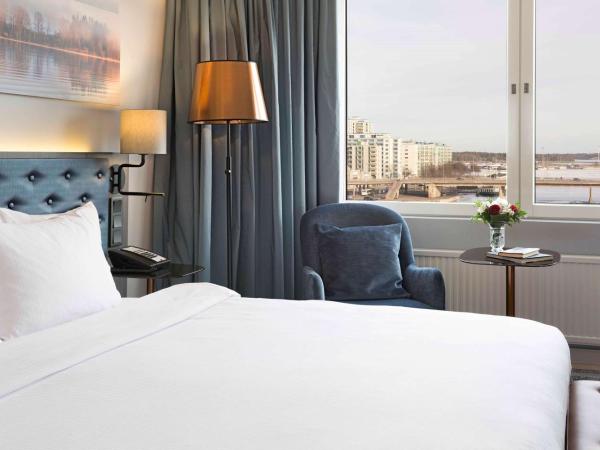 Hilton Helsinki Strand : photo 6 de la chambre suite lit king-size - vue sur mer