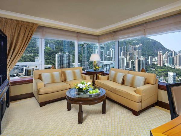 Conrad Hong Kong : photo 2 de la chambre suite exécutive avec lit king-size et vue sur le pic