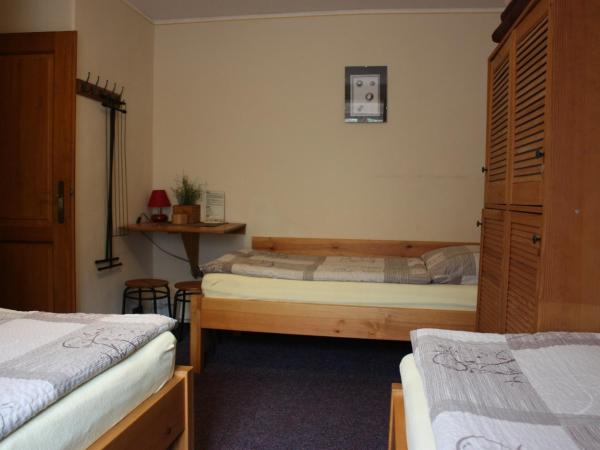 Hostel Postel : photo 4 de la chambre chambre triple avec salle de bains commune