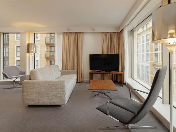 DoubleTree by Hilton Hotel London - Tower of London : photo 3 de la chambre suite city avec lit king-size