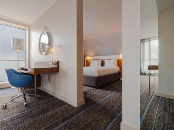 DoubleTree by Hilton Hotel London - Tower of London : photo 4 de la chambre suite city avec lit king-size