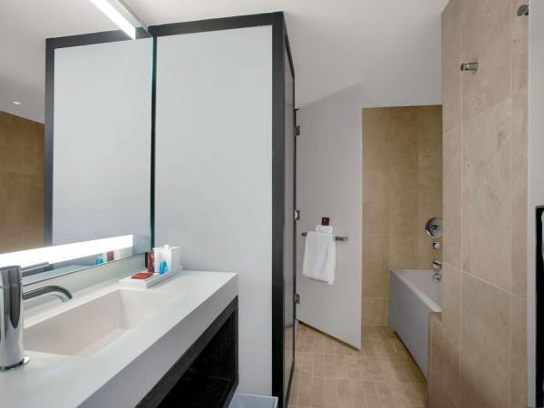 Conrad New York Downtown : photo 10 de la chambre suite lit king-size exécutive avec douche accessible en fauteuil roulant - adaptée aux personnes à mobilité réduite