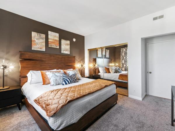 Beverly Hills 2 bed 2 bath Penthouse with Den and Parking 414 : photo 8 de la chambre penthouse