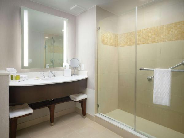 Signia by Hilton Orlando Bonnet Creek : photo 5 de la chambre chambre lit king-size avec douche accessible en fauteuil roulant - adaptée aux personnes à mobilité réduite