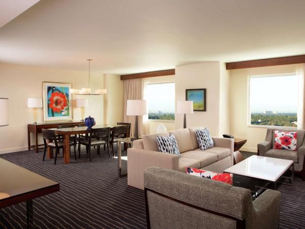 Hilton Orlando : photo 1 de la chambre chambre avec salon et canapé-lit