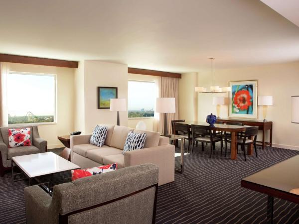 Hilton Orlando : photo 2 de la chambre chambre avec salon et canapé-lit