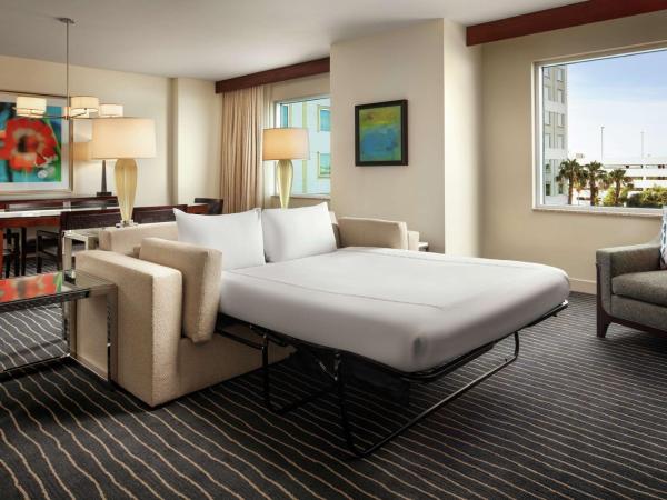 Hilton Orlando : photo 5 de la chambre chambre avec salon et canapé-lit