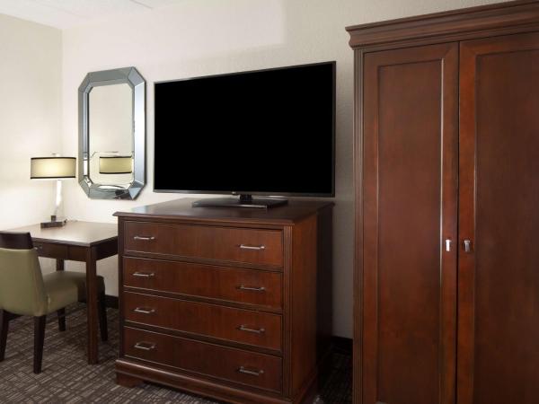Embassy Suites by Hilton Philadelphia Airport : photo 4 de la chambre suite 2 pièces avec lit king-size - non-fumeurs