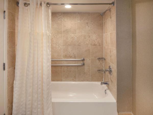 Embassy Suites by Hilton Philadelphia Airport : photo 10 de la chambre suite 1 chambre lit king-size avec baignoire - accessible aux personnes à mobilité réduite/non-fumeurs