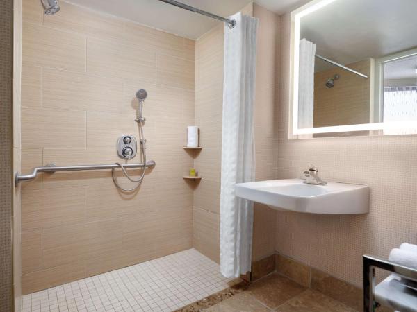 DoubleTree by Hilton Hotel Philadelphia Center City : photo 5 de la chambre chambre lit queen-size avec douche à l'italienne 