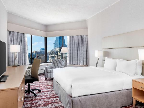 DoubleTree by Hilton Hotel Philadelphia Center City : photo 3 de la chambre chambre lit king-size - Étage Élevé - vue sur ville