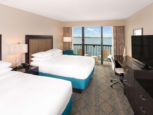 Hilton San Diego Airport/Harbor Island : photo 1 de la chambre two-bedroom suite with two queen beds and harbour view