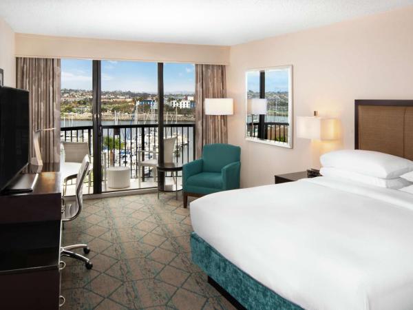 Hilton San Diego Airport/Harbor Island : photo 2 de la chambre chambre lit king-size - vue sur port de plaisance