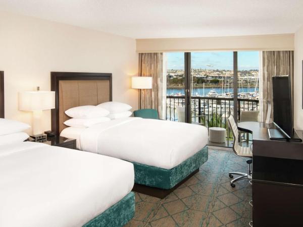 Hilton San Diego Airport/Harbor Island : photo 2 de la chambre chambre avec 2 lits queen-size - vue sur port de plaisance
