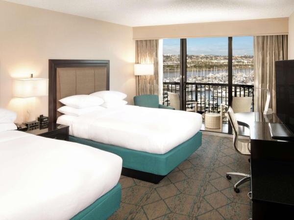 Hilton San Diego Airport/Harbor Island : photo 2 de la chambre chambre supérieure avec 2 lits queen-size