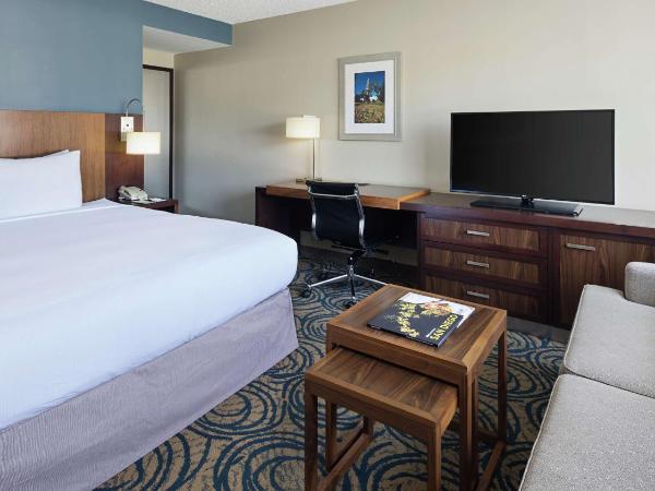 DoubleTree by Hilton San Diego Del Mar : photo 1 de la chambre chambre lit king-size avec canapé-lit
