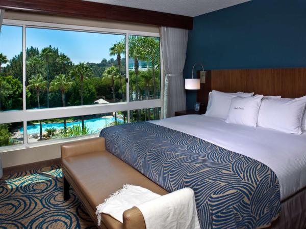 DoubleTree by Hilton San Diego Del Mar : photo 3 de la chambre chambre king avec canapé-lit et vue sur la piscine