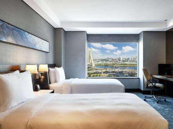 Hilton Sao Paulo Morumbi : photo 1 de la chambre chambre lits jumeaux - vue sur pont estaiada