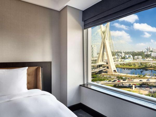Hilton Sao Paulo Morumbi : photo 2 de la chambre chambre lit king-size - vue sur pont estaiada