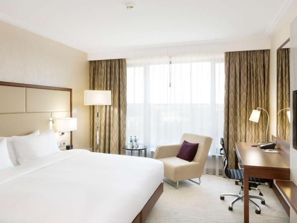DoubleTree by Hilton Hotel & Conference Centre Warsaw : photo 1 de la chambre chambre lit king-size